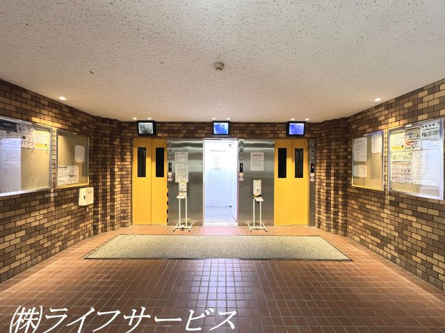 【エントランス】 | ファミールハイツ北大阪４号棟 | モニター付エレベーター３基有