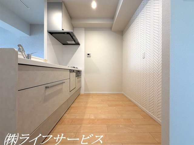 【キッチン】 | ファミールハイツ北大阪４号棟 | システムキッチン／ビルトイン食洗機、浄水器付水栓搭載のカウンターキッチン