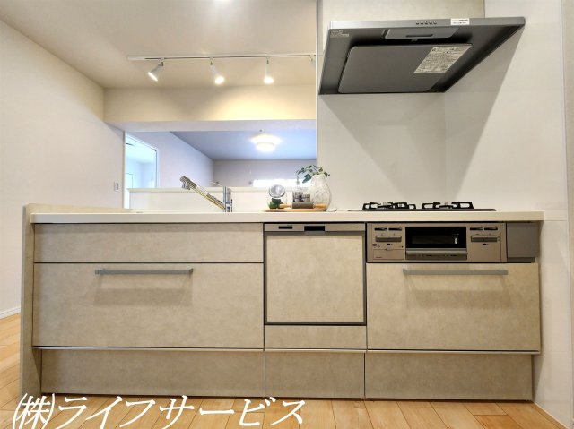 【キッチン】 | ファミールハイツ北大阪４号棟 | オープンカウンタータイプにつきお部屋がスッキリとして見えます！収納はスライド式収納！