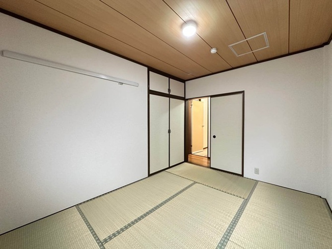 【和室】 | グレースレジデンス | 和室6帖☆天袋付き押入れがあります♪収納スペース完備でお部屋がすっきり片付きます！壁にはピクチャーレールがあり、絵や写真が飾れます☆
