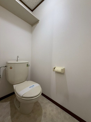 【トイレ】 | グレースレジデンス | 人気のバストイレ別です♪トイレが独立していると使いやすいですよね☆上部にはトイレットペーパーなどの小物を置ける棚付きです♪