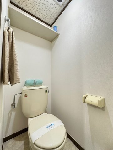 【トイレ】 | グレースレジデンス | 人気のバストイレ別です♪トイレが独立していると使いやすいですよね☆上部にはトイレットペーパーなどの小物を置ける棚付きです♪