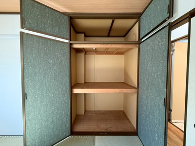 【収納】 | グレースレジデンス | 和室6帖のお部屋にある天袋付き押入れです！押入れはかさばるお布団や季節のお洋服を収納するのに便利！