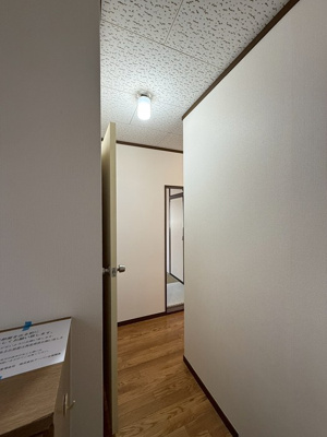 【玄関】 | グレースレジデンス | 玄関から室内への景観です！左手にトイレ、右手に洗面所があります♪