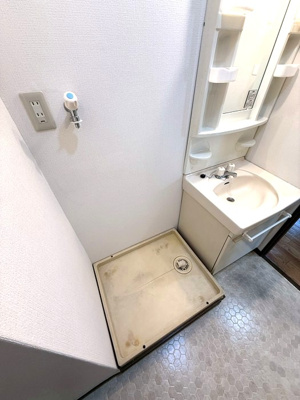 【設備】 | グレースレジデンス | 洗面所内にある室内洗濯機置き場です♪防水パンが付いているので万が一の漏水にも安心です！