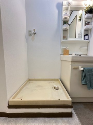 【設備】 | グレースレジデンス | 洗面所内にある室内洗濯機置き場です♪防水パンが付いているので万が一の漏水にも安心です！
