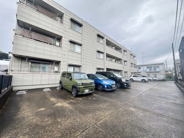 【駐車場】 | グレースレジデンス | いつでも目の届く敷地内に駐車場があります♪お車をお持ちの方におすすめです！