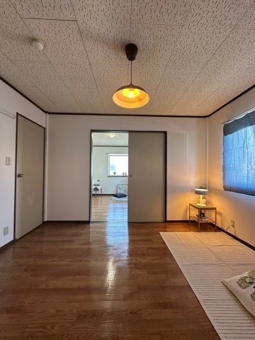 【洋室】 | グレースレジデンス | 東向き洋室7.5帖☆収納スペースがあります♪荷物の多い方も安心の収納力です！壁にはピクチャーレールがあり、絵や写真が飾れます☆