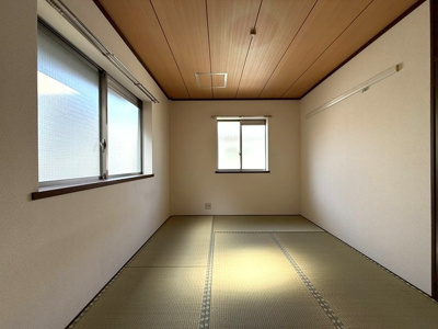 【和室】 | グレースレジデンス | 和室6帖☆玄関側にある角部屋二面採光の落ち着くお部屋です！和室は夏場も涼しくて快適ですよ♪