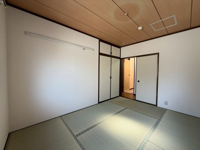 【寝室】 | グレースレジデンス | 和室6帖☆天袋付き押入れがあります♪収納スペース完備でお部屋がすっきり片付きます！壁にはピクチャーレールがあり、絵や写真が飾れます☆
