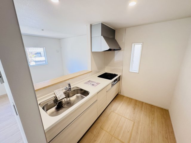 柏市戸張新築戸建（戸張第８）のキッチン|広々システムキッチン・シンクの水栓には浄水器がついてます！