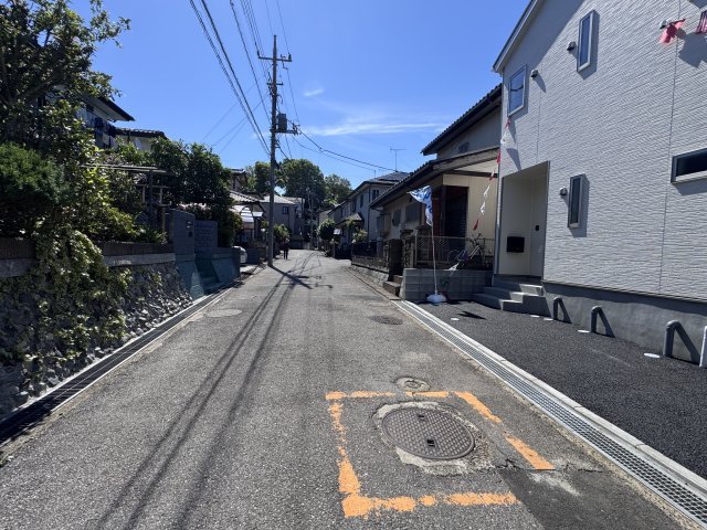 柏市戸張新築戸建（戸張第８）の前面道路含む現地写真|北東側前面道路・幅員約5ｍ