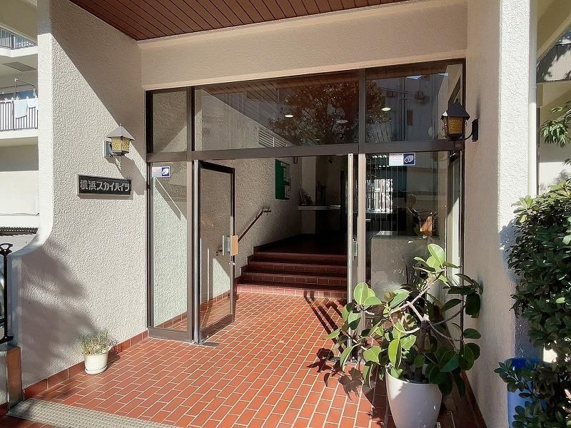 横浜スカイハイツのエントランス