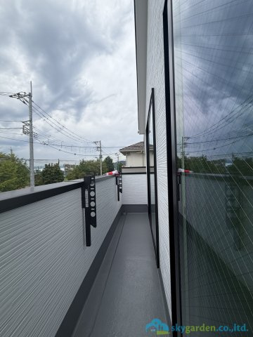伊勢原市白根　新築戸建　全2棟2号棟のバルコニー