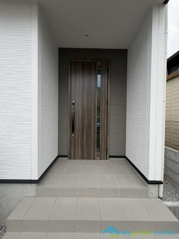 伊勢原市白根　新築戸建　全2棟2号棟の玄関