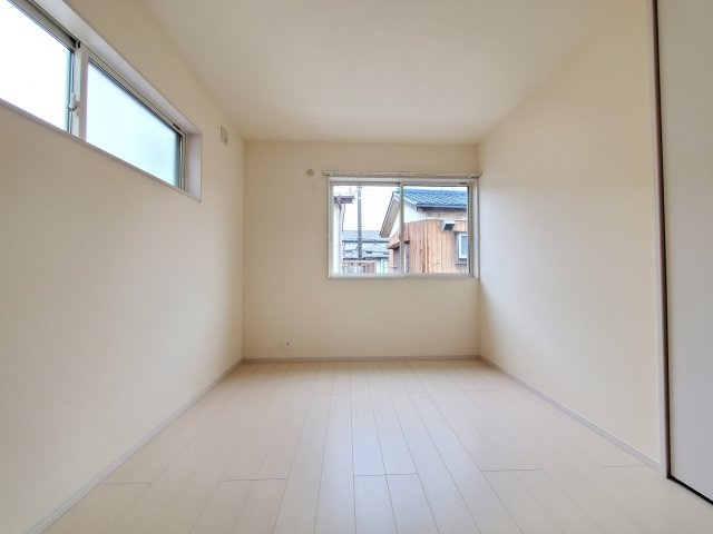八潮市　鶴ケ曽根　　中古戸建の洋室|明るい洋室です
