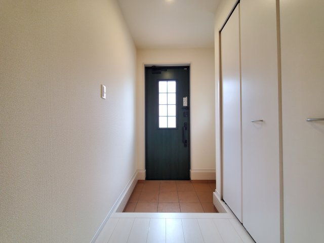 八潮市　鶴ケ曽根　　中古戸建の玄関|毎日通る玄関はこちらです