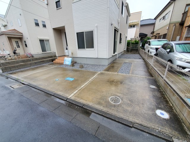 八潮市　鶴ケ曽根　　中古戸建の駐車場|駐車場に車を止められます