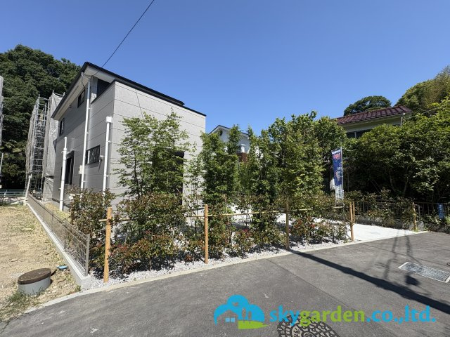 鎌倉市梶原２期　新築戸建　全２棟１号棟の外観|前面道路含む現地写真です