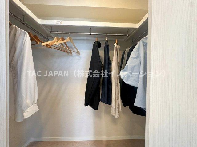 向島パークハイツ第2の収納|約6.1帖の主寝室（洋室）にはお洋服や趣味の物をはじめ衣装ケースや段ボールまでマルっと収納できるウォークインクローゼットを完備。日頃からスッキリお過ごしいただけます。