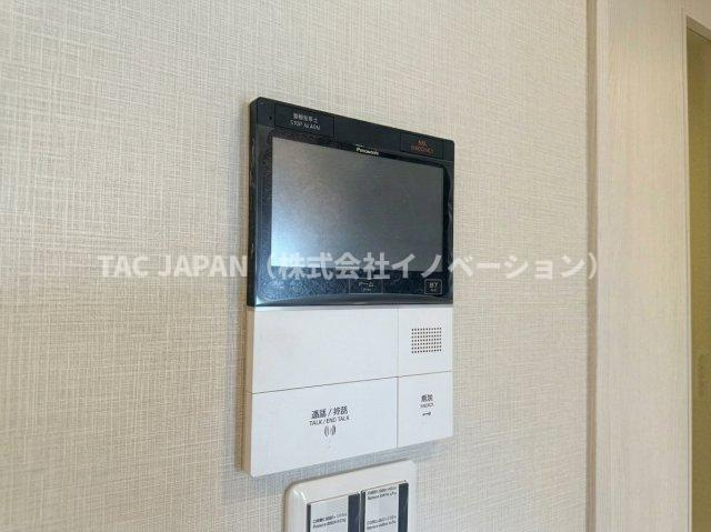 向島パークハイツ第2の防犯設備|【モニター付きオートロック】
来訪者をリビングから確認できエントランスの開錠ができるオートロックは現代防犯の要ですね。