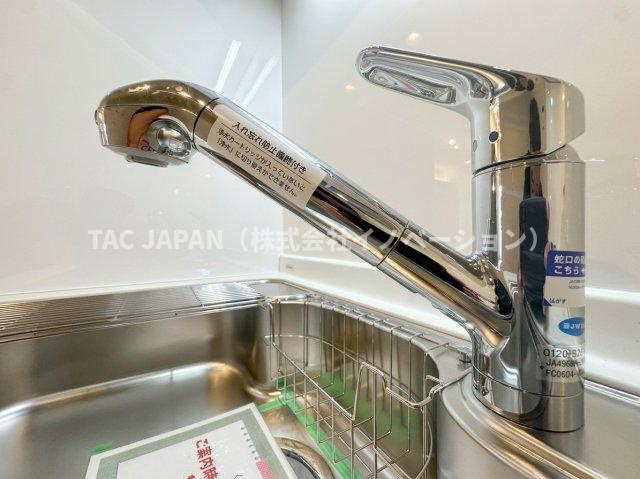 向島パークハイツ第2のキッチン|【浄水シャワー栓】
水質をワンタッチで切換えられて場所を取らない浄水シャワー栓。