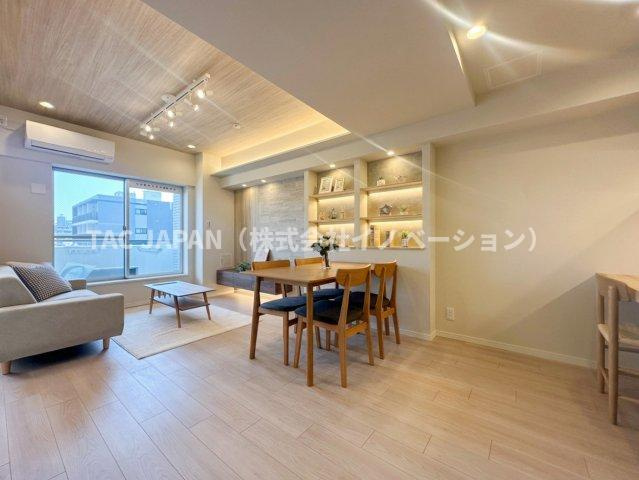 向島パークハイツ第2の居間・リビング|お部屋に合わせた家具やエアコンを設置したモデルルーム販売です。キッチンやお風呂などの水まわり、壁や天井・床なども全て新品！万が一の不具合でもアフター保証付リノベーションなのでご入居後も安心サポート。