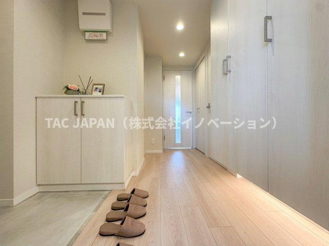 向島パークハイツ第2の玄関|日頃からスッキリ使いたい玄関スペースには据置タイプと天井まで届く大型シューズボックス、クローゼットを完備。間接照明が綺麗な明るく清潔感ある素敵なお部屋に生まれ変わりました。
