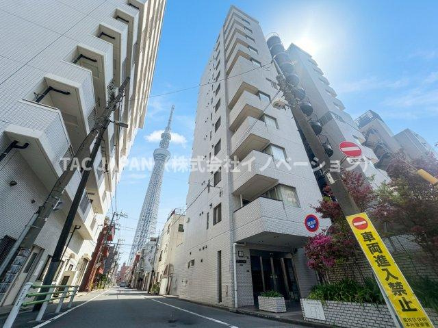 向島パークハイツ第2の外観|東京スカイツリーを日常の風景として取り込める向島パークハイツ第2。街に根差した実在感のある佇まいは築後約39年の時を経ても色褪せることなくその存在感をアピールしています。