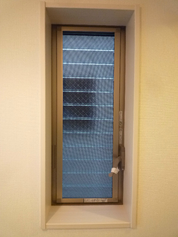 換気もできる明るい洗面室のワンポイント窓