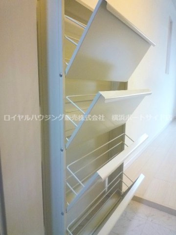 玄関まわりもきれいに保てる収納力