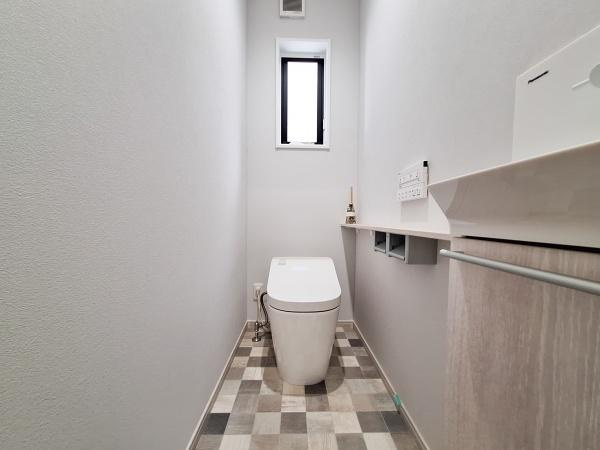 ラ・クレイエット　No.1のトイレ|シンプルで清潔感のあるトイレです。壁のデザインが空間にアクセントを加えています。