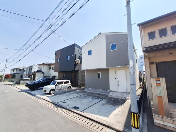 ラ・クレイエット　No.1の前面道路含む現地写真|幅の広い前面道路が特徴の物件で車の出し入れがスムーズに行えます。駐車スペースもゆとりがあり来客時にも安心です。周辺には同様の新しい住宅が並び統一感のある街並みが感じられます。