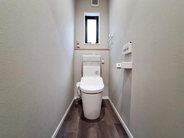 ラ・クレイエット　No.1のトイレ|窓があるため換気しやすいトイレです。2階にもトイレがあるため忙しい朝でも安心です。