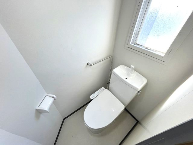 プラザフェニックス熱田のトイレ|清潔感があふれるシンプルで機能的なトイレです。温水洗浄便座付きで毎日を快適に過ごせます。