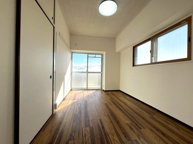 プラザフェニックス熱田の洋室|2つの窓から自然光が入り込むため部屋全体が明るく開放感があります。
