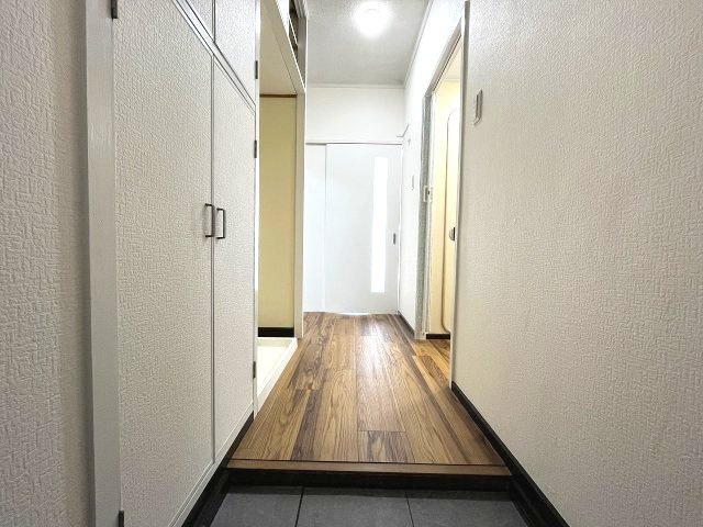 プラザフェニックス熱田の玄関|白い壁に囲まれた玄関は明るい空間でお客様を迎えれます。