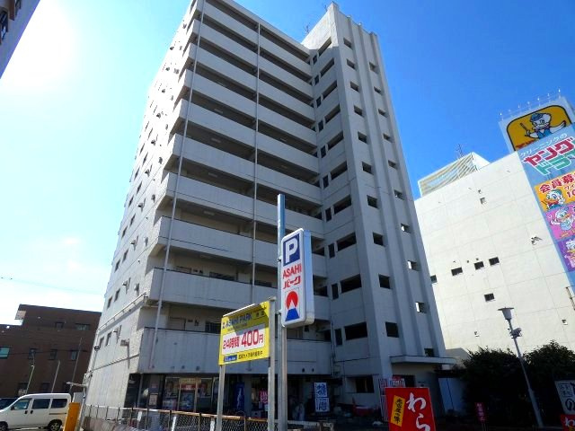 プラザフェニックス熱田の外観|マンションの入り口前が道路ではないため安心感があります。