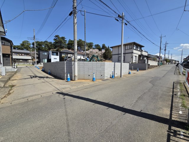 新築　伊勢崎市豊城町　1号棟　Blooming Gardenの前面道路含む現地写真|現地写真　南側前面道路幅員約6ｍ　西側前面道路幅員約3.8ｍ