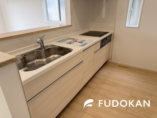 山形市江南第25【新築建売】のキッチン|広々ワイドなキッチンは料理がしやすく快適です。