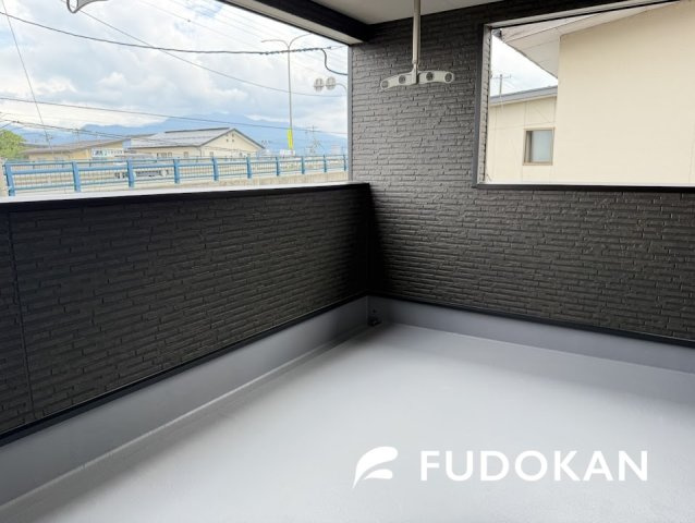 山形市江南第25【新築建売】のバルコニー|洗濯は外干ししたいけど、外の目やお天気が気になる方注目です。