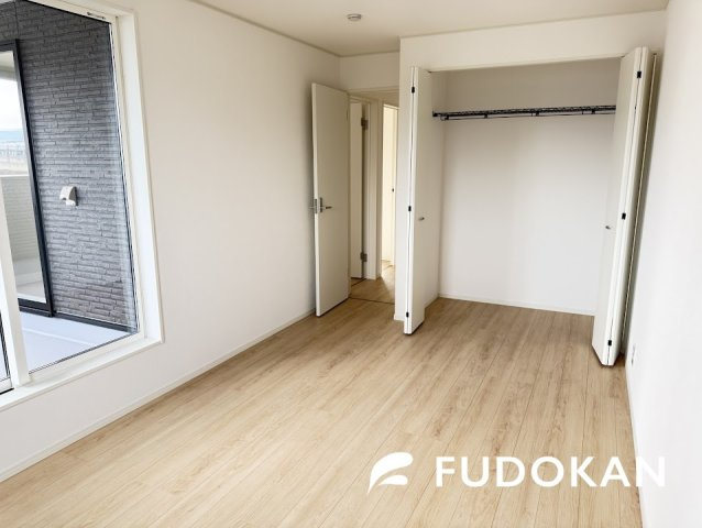 山形市江南第25【新築建売】の寝室|大きいベットを置いてもスペースの取れる寝室です。