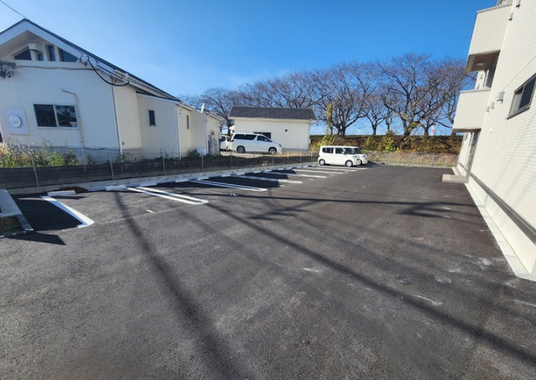 PREMILIFE須賀Ⅱの駐車場