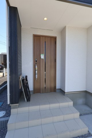 《仲介手数料無料》桶川市大字坂田1603-13新築一戸建てグラファーレの玄関