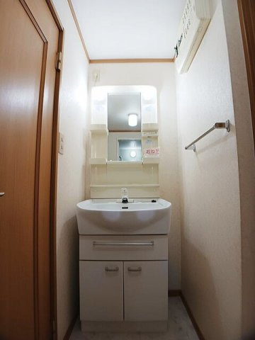 ケント・アヴェニュー壱番館の洗面所|コンパクトで使いやすい洗面所