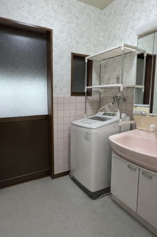安来市広瀬町西比田　貸一戸建ての洗面所