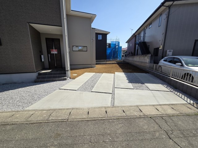 新築　伊勢崎市今泉町1期　1号棟の駐車場|現地写真　駐車は建物南側に3台可能です！2台は並列可能！