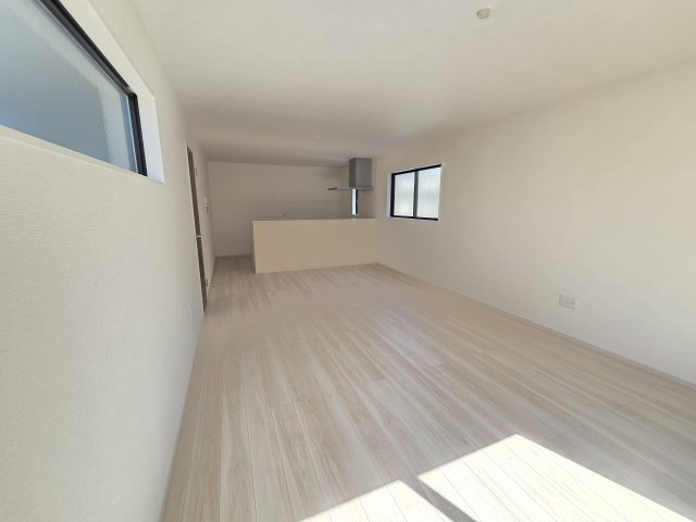 新築　伊勢崎市今泉町1期　1号棟の居間・リビング|現地写真　対面式のキッチンなので、家事をしながらご家族とのコミュニケーションが取れるのが嬉しいですね！