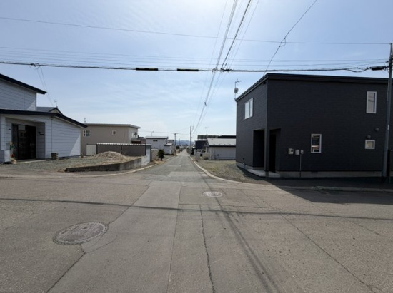 北見市高栄東町４丁目１０番地１３　新築戸建の前面道路含む現地写真
