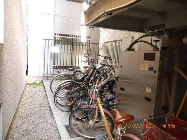 【駐輪場】 | マンション池袋 | 屋根付きの駐輪場となっていますので、雨の日でも大切な自転車が濡れずに済みます。